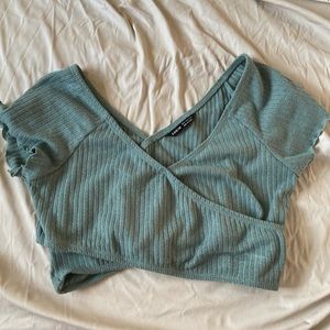 CROPPED GREEN BLUE CROSS BODY TOP